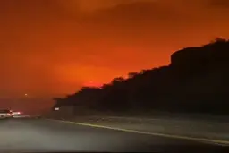 آتش سوزی آخرالزمانی در شهر تنومه عربستان! + ویدئو