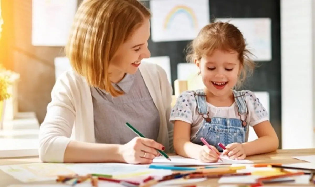 مستقل بودن کودکان خوب است یا بد؟ | صحنه‌ای زیبا از یک پدر در حال آموزش استقلال فرزند +ویدئو
