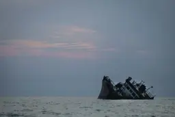 
لنج باری در بندر شهید باهنر بندرعباس غرق شد

