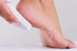 روشی ساده برای نرمی و لطافت پوست پا در مدت زمان کوتاه | اگه کف پاهات ترک خورده با این روش درستش کن +ویدئو