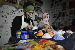  جوانان هنرمند فلسطینی مردم غزه را برای استفاده از ماسک تشویق می کنند