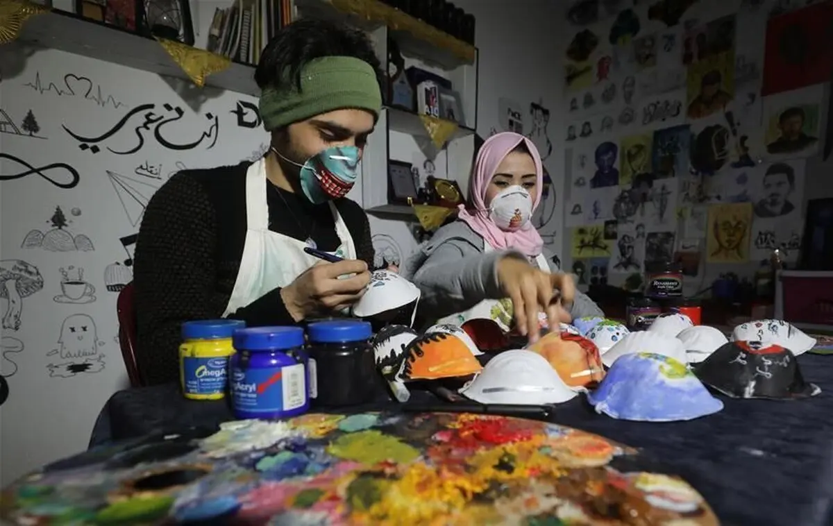  جوانان هنرمند فلسطینی مردم غزه را برای استفاده از ماسک تشویق می کنند