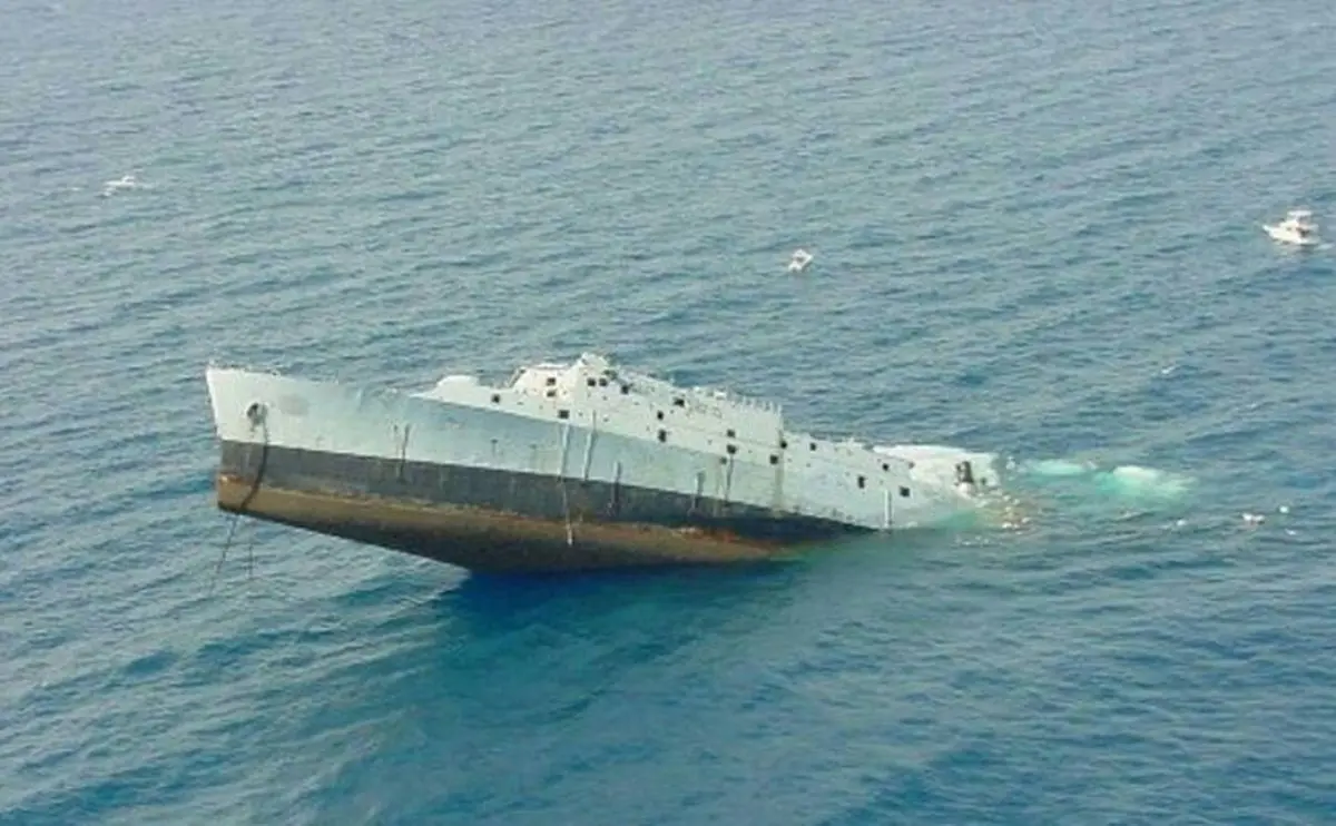 کشتی اماراتی در آب‌های عسلویه گرفتار شد