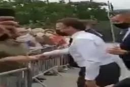 سیلی خوردن ماکرون از یک معترض فرانسوی! + ویدئو