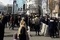حمله 2 مرد برهنه به پلیس با سلاح سرد در میدان آزادی | ماموران دست به اسلحه شدند