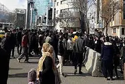 حمله 2 مرد برهنه به پلیس با سلاح سرد در میدان آزادی | ماموران دست به اسلحه شدند