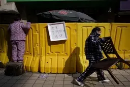 ابتکار مردم ووهان: خرید از روی دیوارهای پلاستیکی