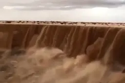 آبشار شن عجیب در عربستان!+ویدئو