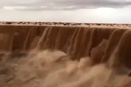 آبشار شن عجیب در عربستان!+ویدئو