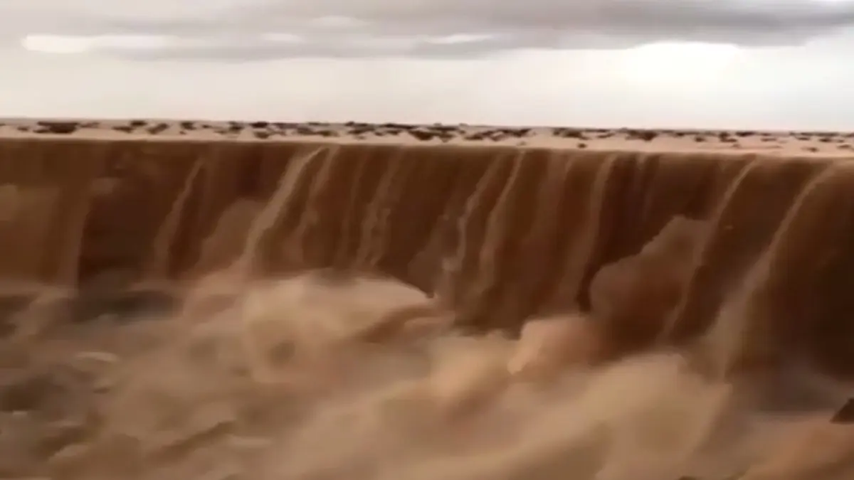 آبشار شن عجیب در عربستان!+ویدئو