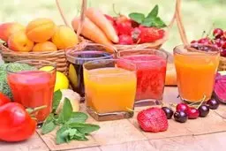 فواید و مضرات نوشیدن آبمیوه در زمستان | چه آبمیوه‌هایی در فصل سرما بنوشیم؟