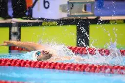 شاهین ایزدبار پس از ۸ ماه تعطیلی استخرها، به آب زد