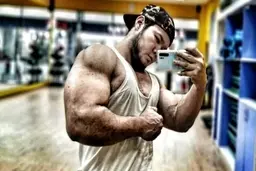 مراسم فیس تو فیس گوریل قزاق با هالک ایرانی در تهران +ویدیو