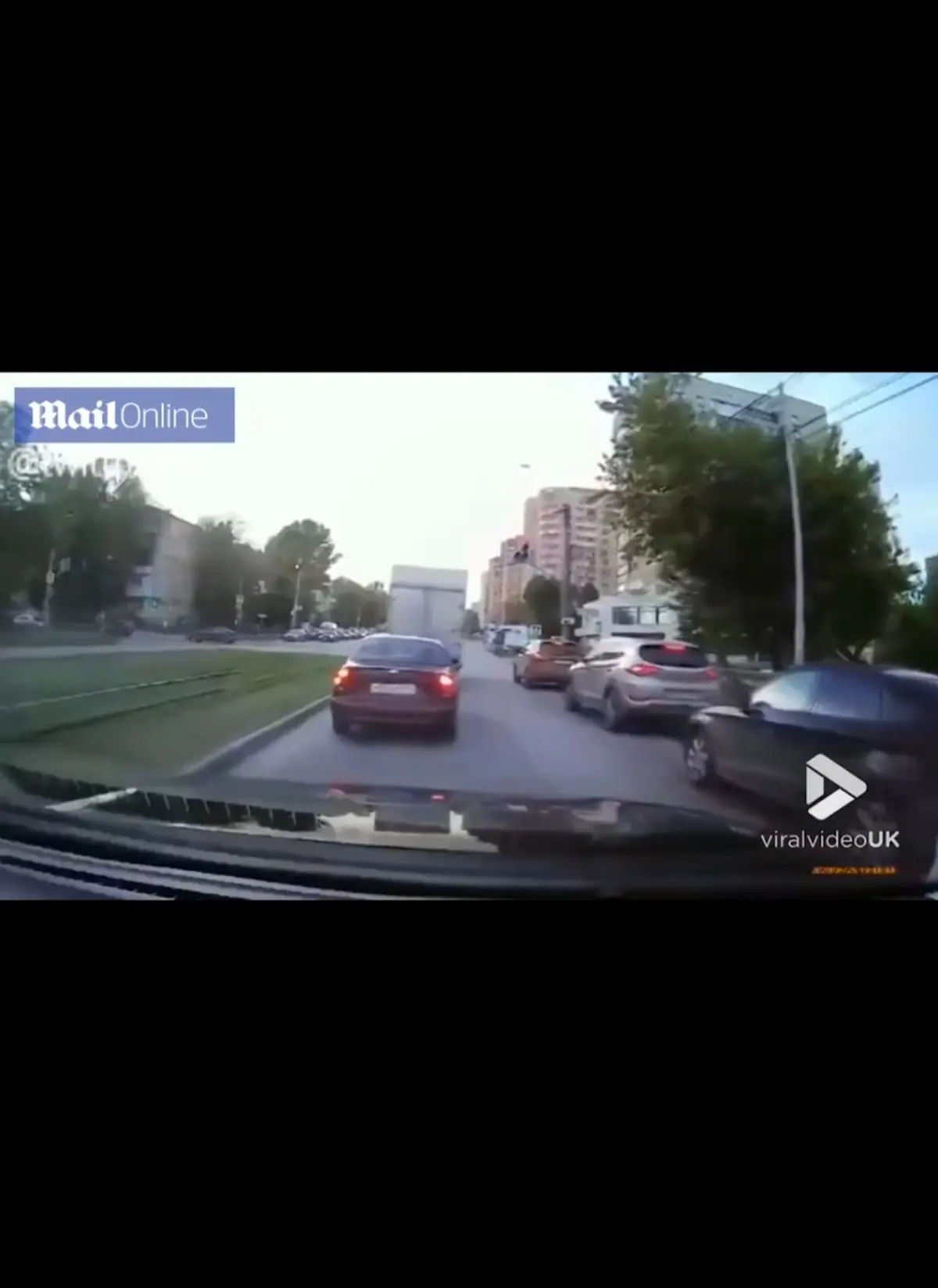 عکس العمل فوق العاده راننده برابر تایر سرگردان در خیابان + ویدئو