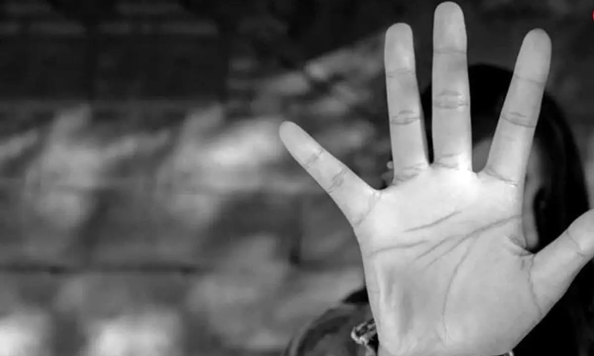شوهر بی‌غیرتم به خاطر ۷۰۰ هزار تومن مرا به سه مرد غریبه فروخت! | ماجرای هولناک قتل مرد جوان توسط همسرش