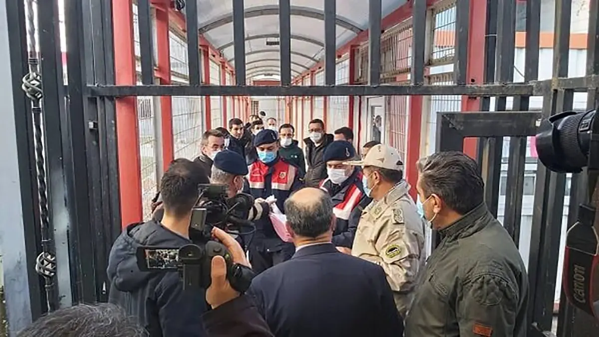 
21 زندانی بین ایران و ترکیه در مرز بازرگان مبادله شدند