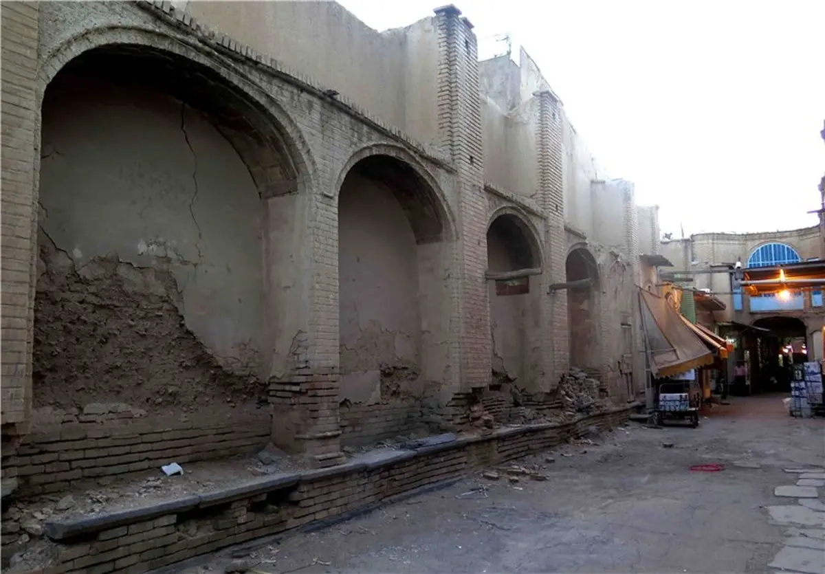 فروریختن آوار در بازار تاریخی و کهن اراک/ ۴حجره از بازار تاریخی اراک تخریب شد‌