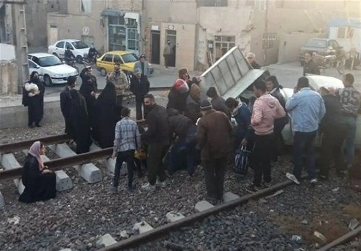 تصادف قطار با خودرو ۶ مصدوم و یک فوتی برجا گذاشت + عکس