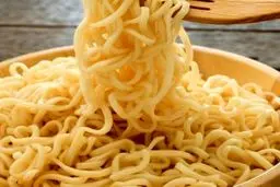 به نودل لب نزنید |  چرا نباید نودل بخوریم | همه چیز درباره مضرات نودل