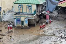 کشف اجساد در زیرزمین یک رستوران | ماجرای خارج کردن پیکر زن جوان از قسمت شمالی صحن امامزاده داوود