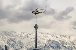تصویری جالب از یک هلیکوپتر بر فراز برج میلاد 