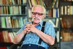 وداع با عبدالمجید ارفعی در تهران | آرام‌گرفتن مترجم منشور کوروش در حافظیه شیراز +تصاویر