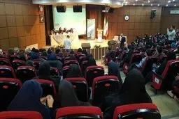 در خیابان یاد می‌گیری برای یک تکه مقوا تلاش کنی