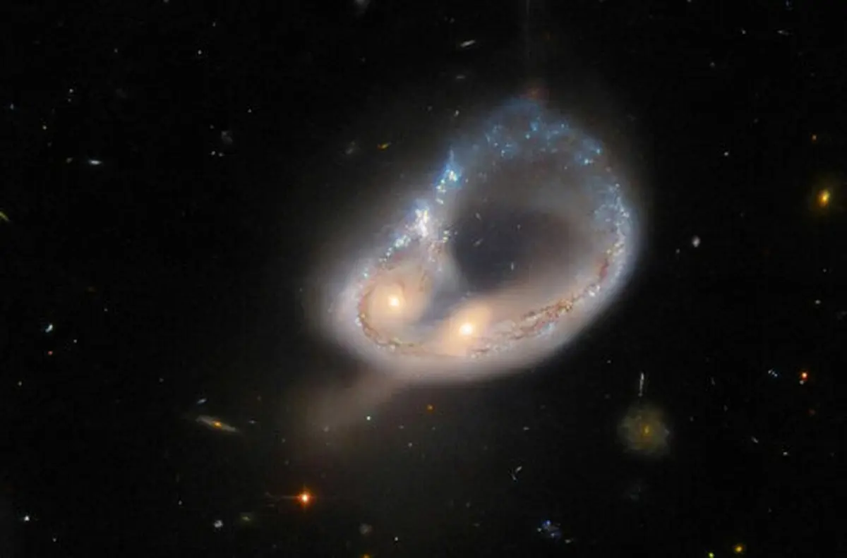 شکار لحظه تلسکوپ هابل از برخورد دو کهکشان | کشمکش جالب بین دو کهکشان!