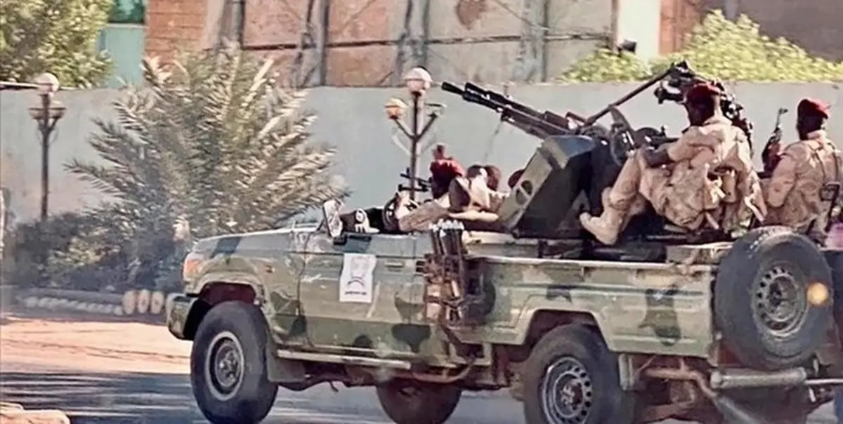 لحظه جالب جنگ شدید ارتش سودان در خیابان و خونسردی مردم سودان! | انگاری اومدن سینما! + ویدئو