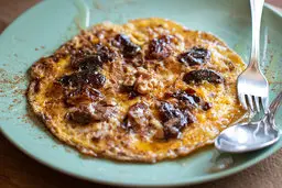 این صبحانه مخصوص فصل سرماست | املت خرما، صبحانه مقوی زمستانی