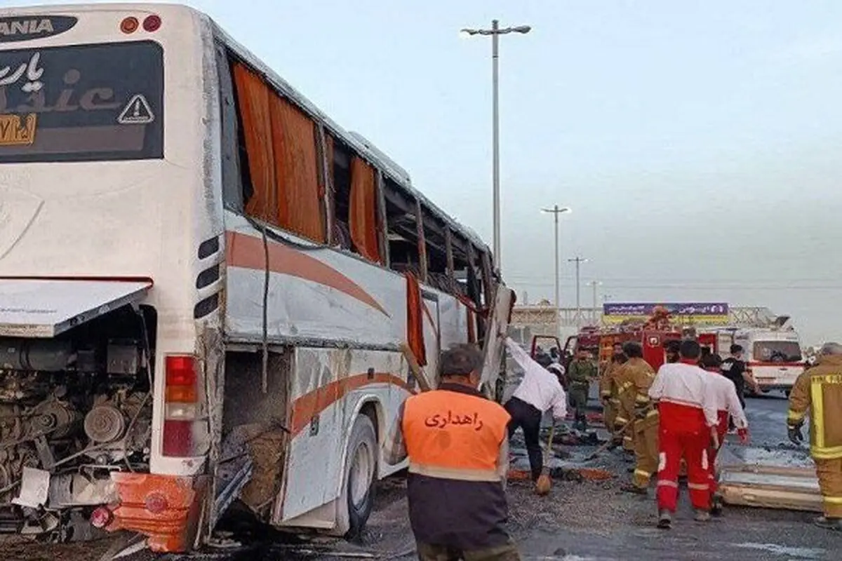 انحراف اتوبوس حامل دانش‌آموزان در جاده قزوین