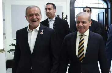 دیدار پزشکیان و شهباز شریف | تأکید بر گسترش روابط تهران و اسلام‌آباد