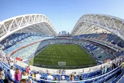 وحشی بازی یک دختر جوان در استادیوم روسیه | به جون یه مرد بیچاره افتاد! + ویدئو