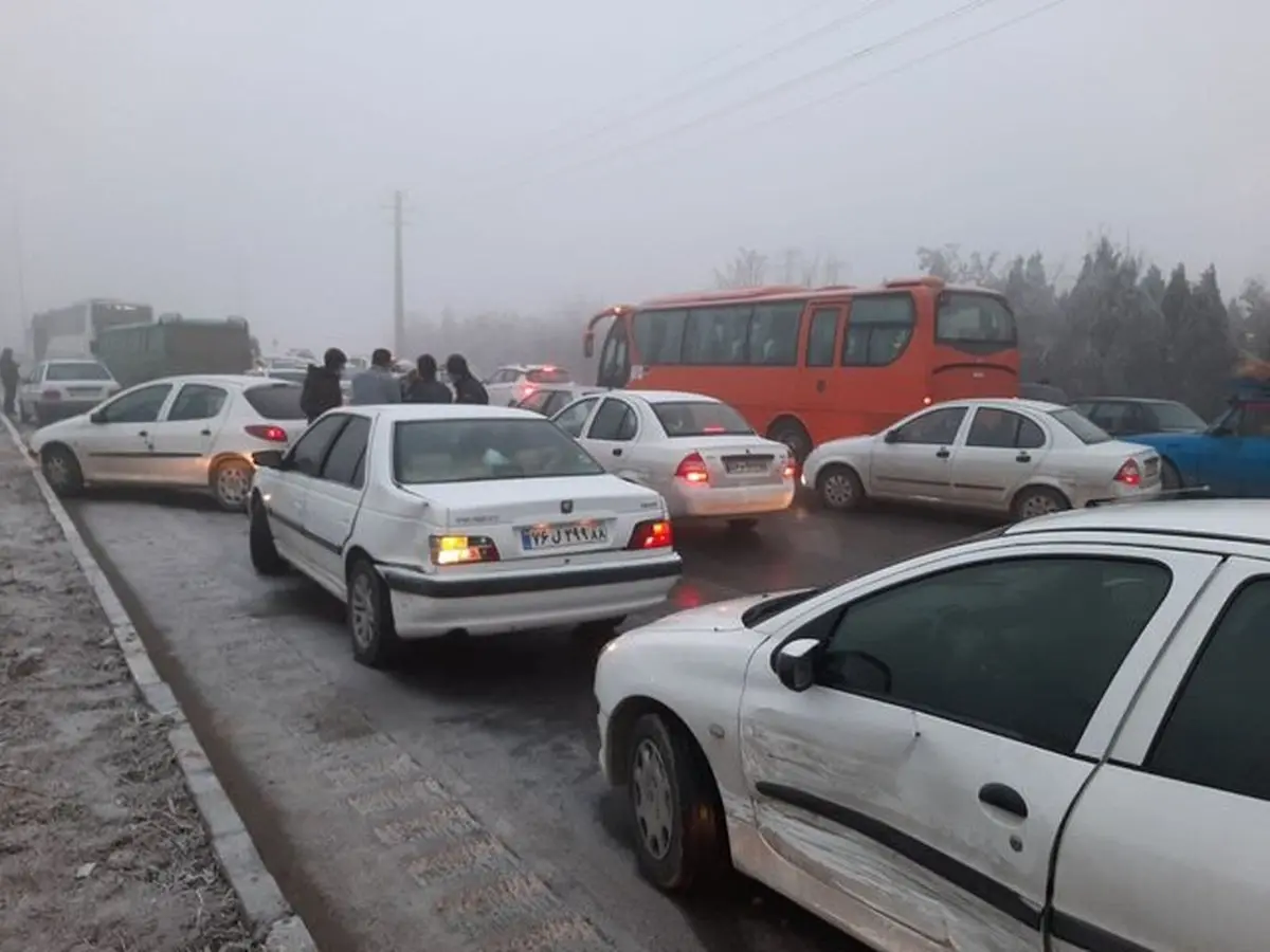 
طوفان گرد و خاک | تصادف زنجیره ای ۲۰ خودرو  کنارگذر شرق اصفهان
