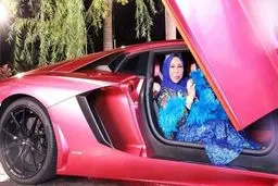 
 زن ثروتمند در وان حمام پر از جواهرات و پول + تصاویر