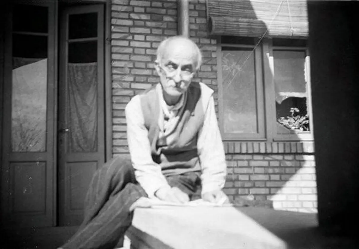 نصب سنگ یادبود بر مزار قدیمی نیما یوشیج