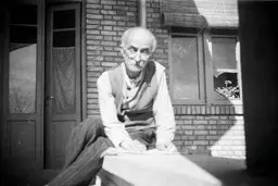 نصب سنگ یادبود بر مزار قدیمی نیما یوشیج