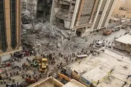 تصویر دلخراش یک مرد در متروپل | زجه های دردناک این مرد | تصویر تلخ از بیقراری های یک مرد در کنار متروپل آبادان