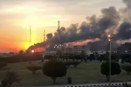 
پایانه نفتی عربستان پس از اصابت موشک آتش گرفت
