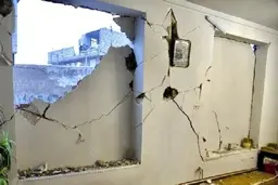 لحظه وقوع زلزله حین مصاحبه با فرماندار خوی + ویدئو