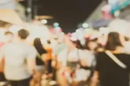 کار عجیب و چندش آور بازیگر زن پرحاشیه وسط خیابان!+تصویر