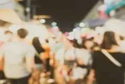 کار عجیب و چندش آور بازیگر زن پرحاشیه وسط خیابان!+تصویر