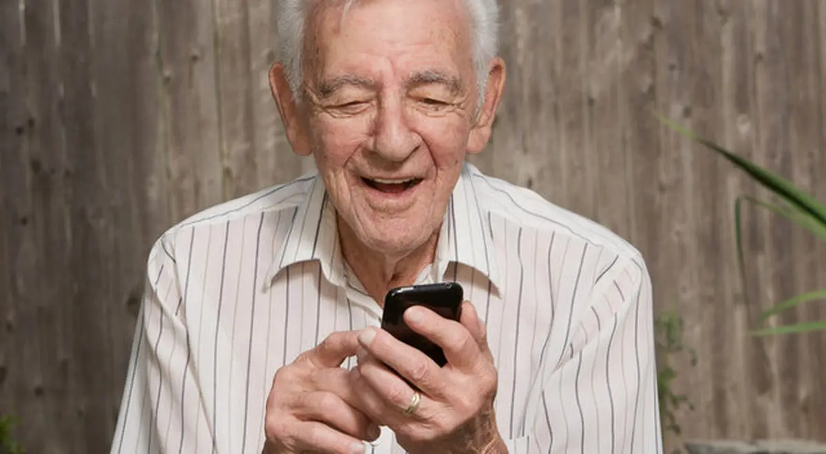 افسردگی سالمندان  |  تاثیر استفاده از گوشی‌های هوشمند بر افسردگی سالمندان