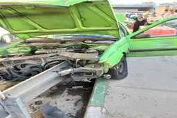 تصادف شدید پژوتاکسی با گاردریل در تهران+تصاویر
