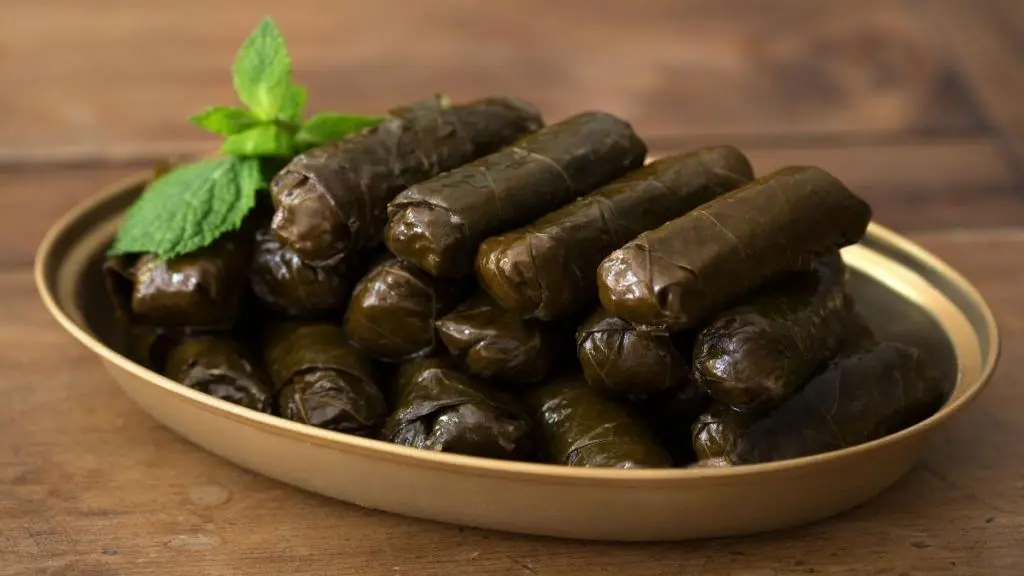 ترفند حرفه‌ای برای پیچیدن دلمه برگ مو | راز پیچیدن دلمه برگ مو که کسی بهت نگفته+ ویدیو 