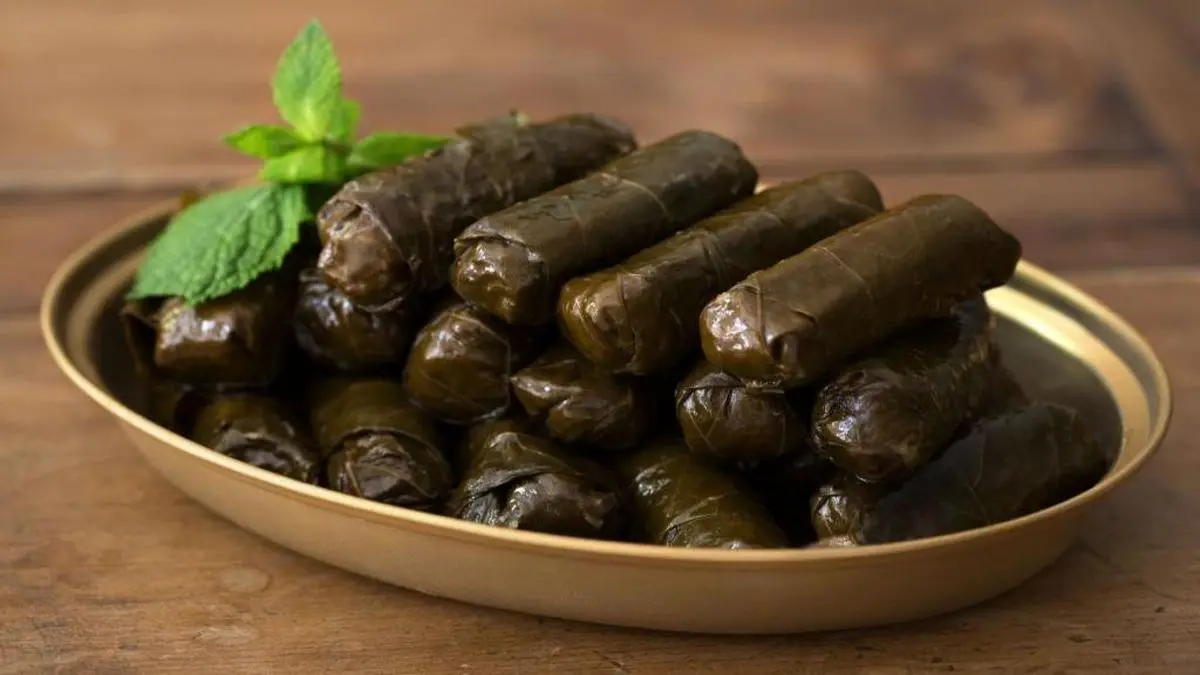 ترفند حرفه‌ای برای پیچیدن دلمه برگ مو | راز پیچیدن دلمه برگ مو که کسی بهت نگفته+ ویدیو 