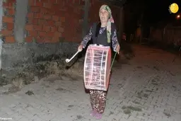  زنی که   طبل ماه رمضان را می نوازد
