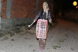  زنی که   طبل ماه رمضان را می نوازد