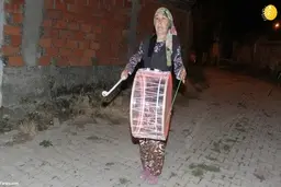 زنی که   طبل ماه رمضان را می نوازد