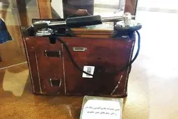 عکس اولین تلفن همراه دنیا | ناصرالدین شاه تنها شاهی بود که این تلفن همراه را داشت!